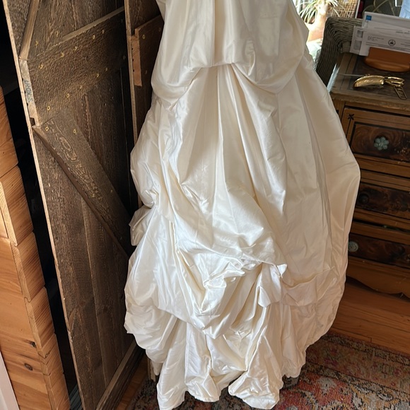 Paloma Blanca Dupioni silk wedding gown - Picture 11 of 17